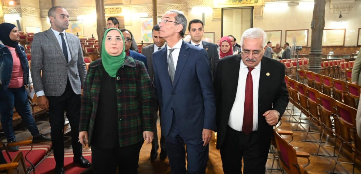 19_2024-638415557480783377-78 وزيرا الاتصالات والتضامن الاجتماعي خلال زيارتهما للجمعية الجغرافية المصرية