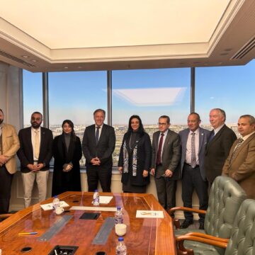 نائب وزير السياحة والآثار لشئون السياحة تعقد اجتماعاً مع مدير عام شركة طيران “ويز آير أبو ظبي”